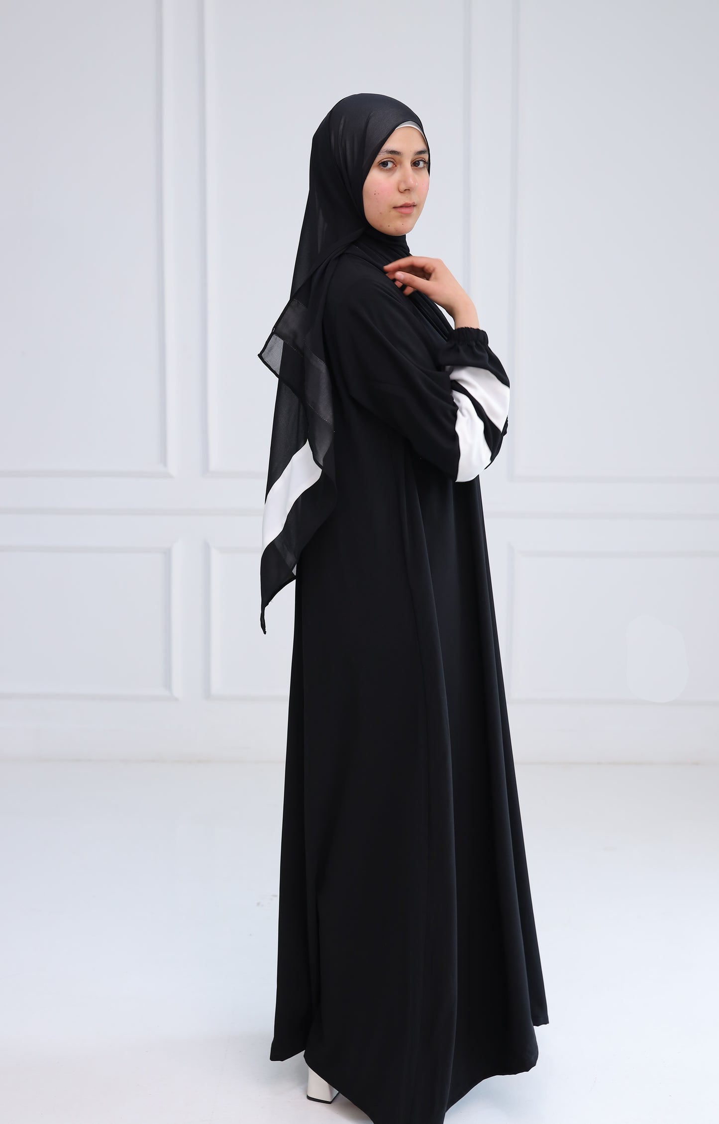 Abaya with white kenar
