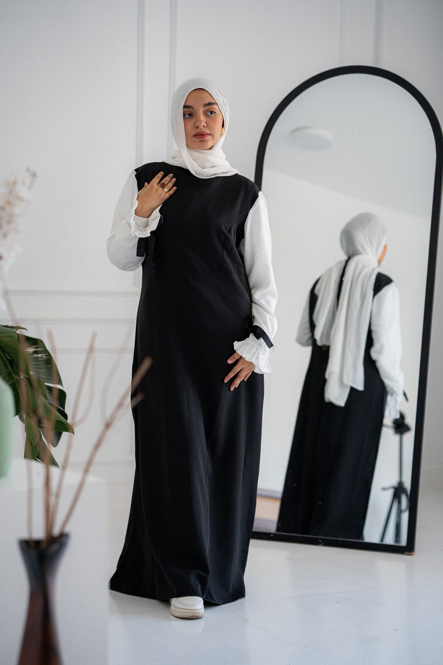 Royal dress with wide sleeves