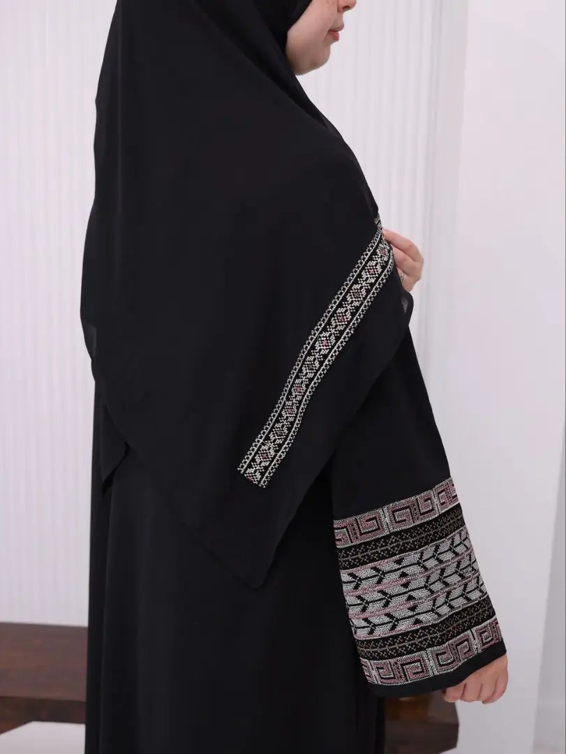 Patterned abaya