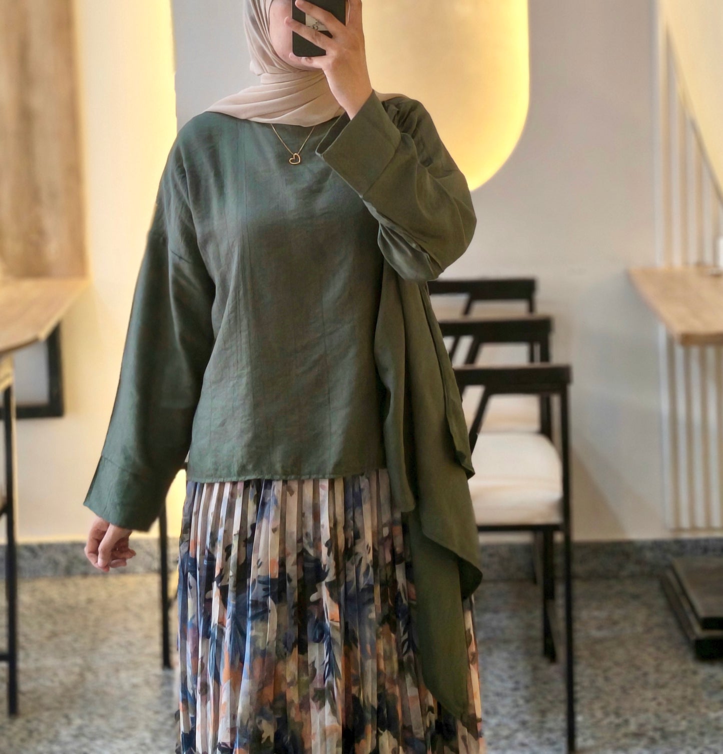 بلوزة زيتونية مع شال كتف