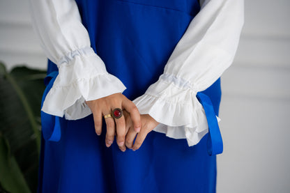 Royal dress with wide sleeves