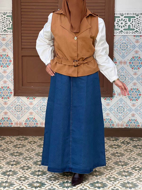 تنورة جينز مطوية