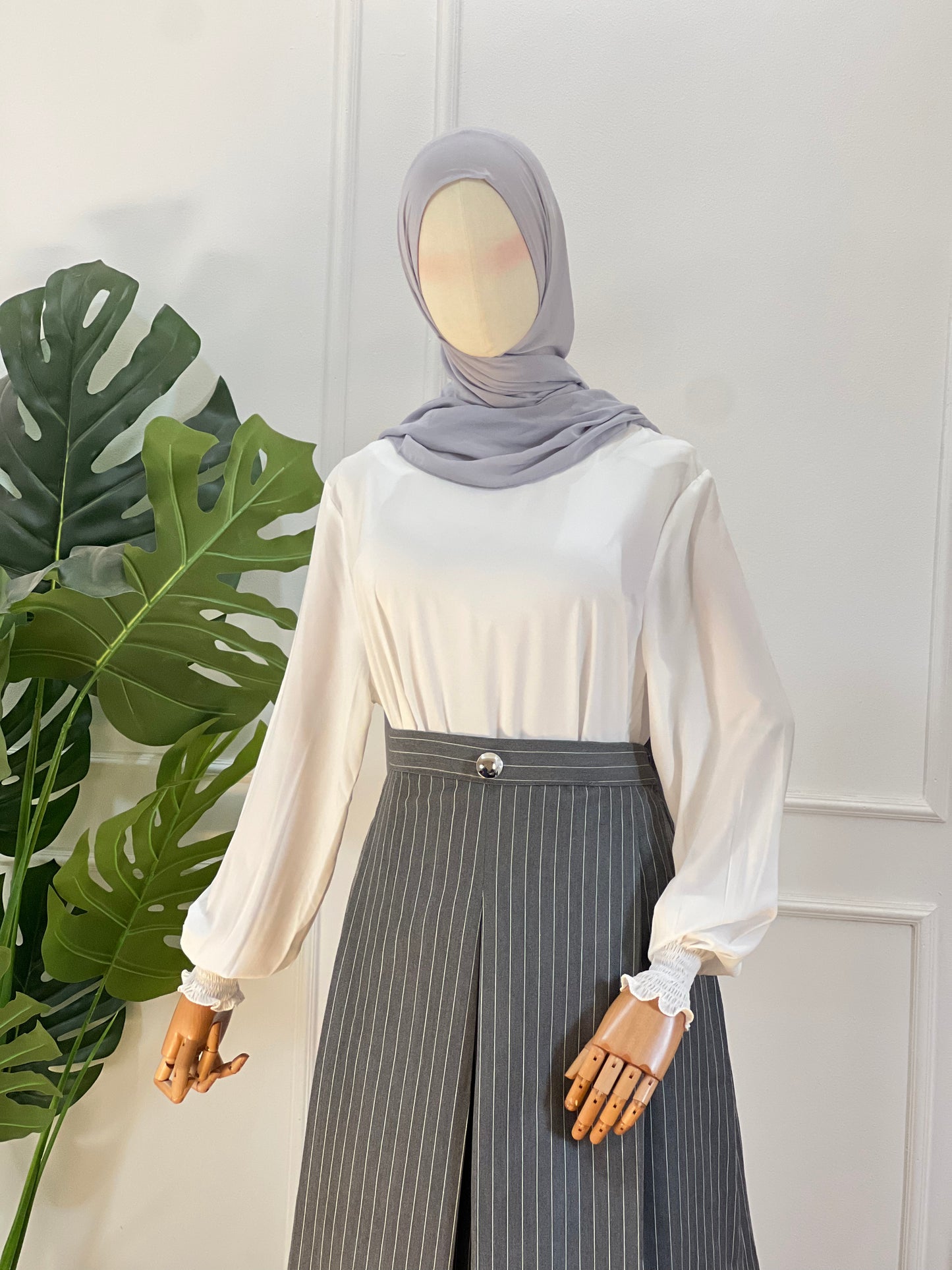 جيبة رمادي مقلمة واسعة بكسرة أمامية | Grey Pinstripe Pleated Maxi Skirt