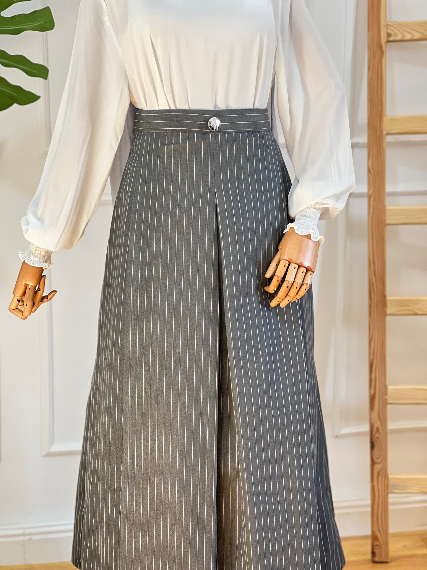 جيبة رمادي مقلمة واسعة بكسرة أمامية | Grey Pinstripe Pleated Maxi Skirt