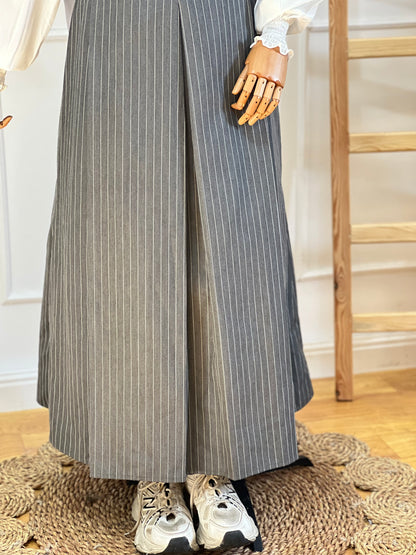 جيبة رمادي مقلمة واسعة بكسرة أمامية | Grey Pinstripe Pleated Maxi Skirt