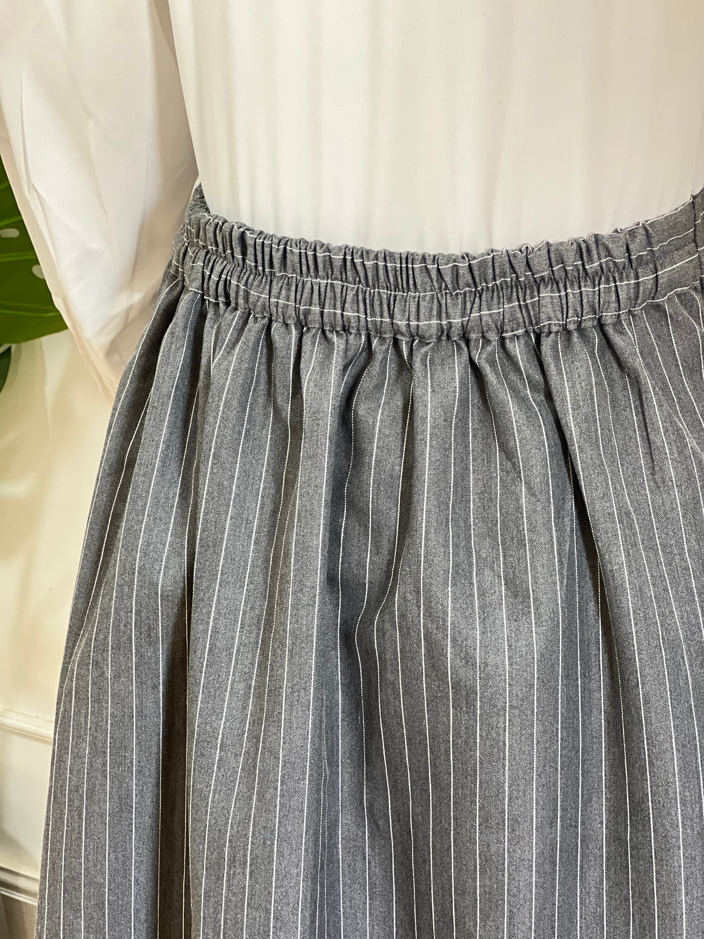 جيبة رمادي مقلمة واسعة بكسرة أمامية | Grey Pinstripe Pleated Maxi Skirt