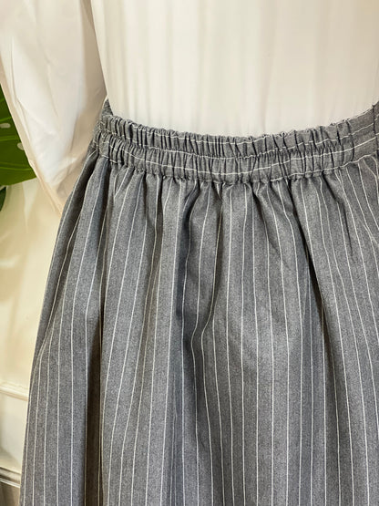 جيبة رمادي مقلمة واسعة بكسرة أمامية | Grey Pinstripe Pleated Maxi Skirt
