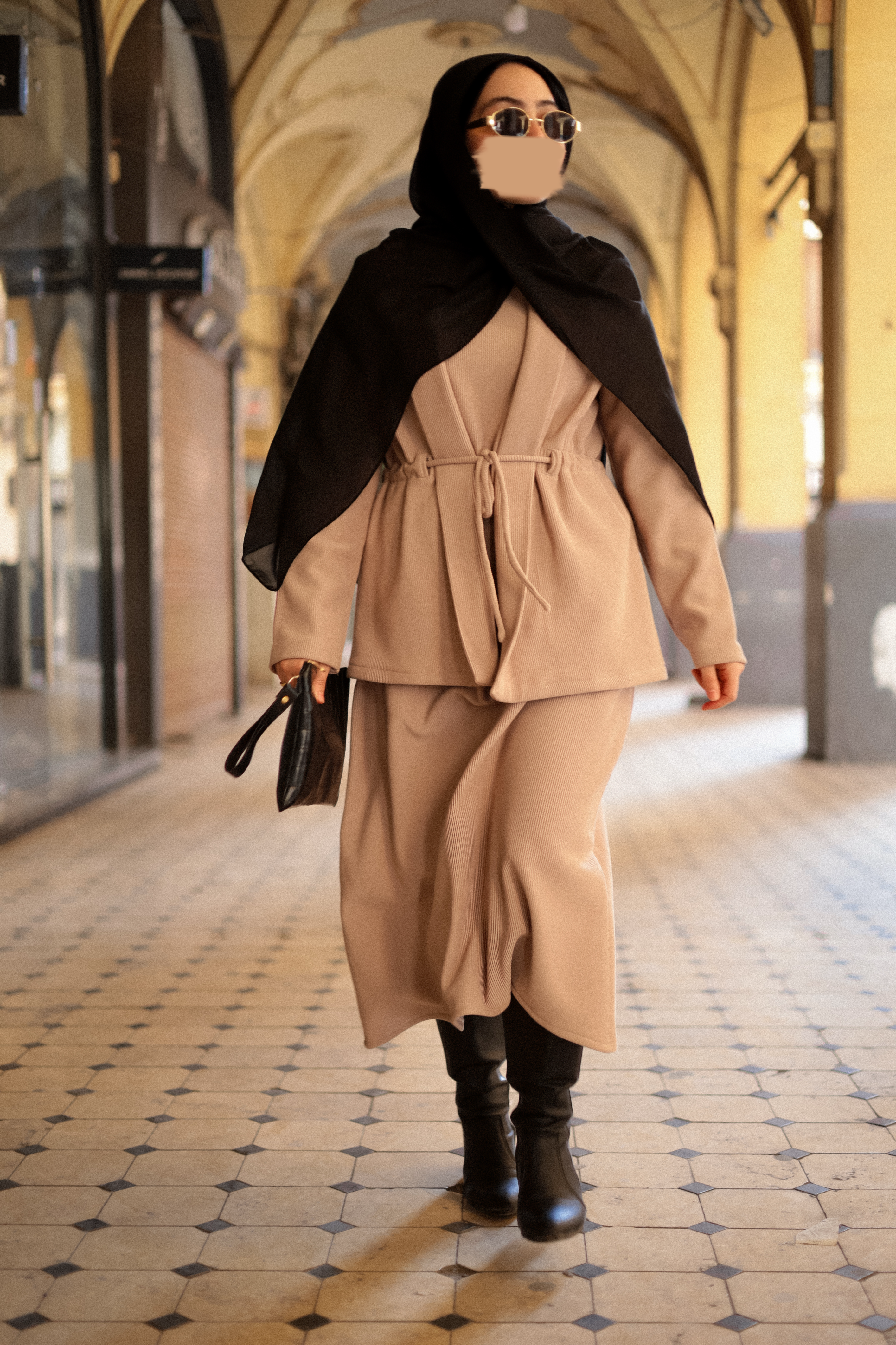 Beige basic suit with vest