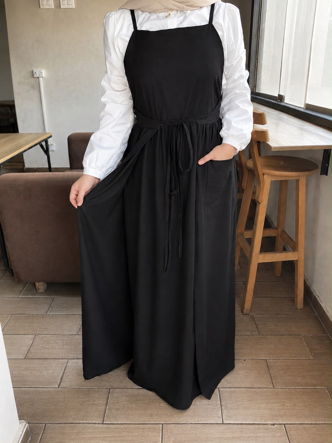 فستان أسود بحمالات وحزام خصر - قماش كتان | Black Linen Pinafore Dress with Waist Tie