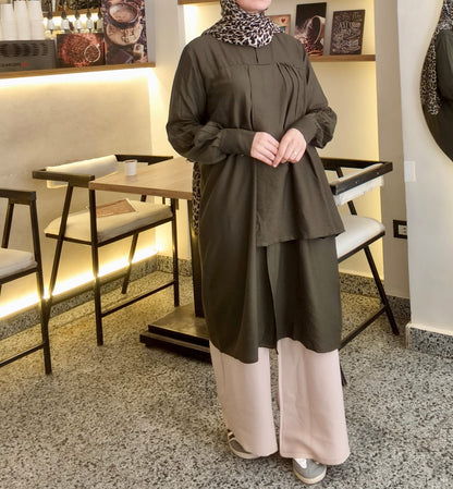 طقم بلوزة زيتونية طويلة مع بنطال بيج واسع الساقين